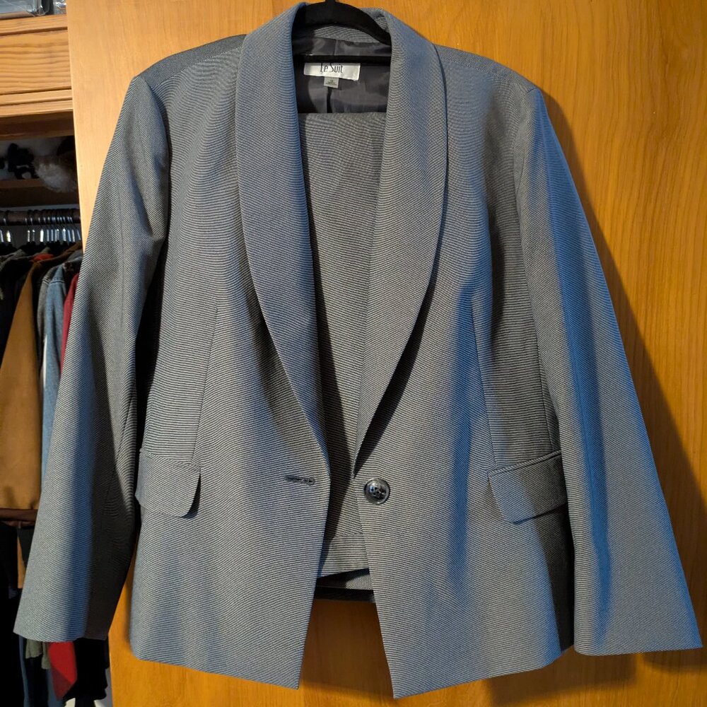 Le Suit gray suit size 18
